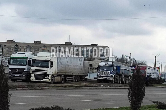 В очікуванні українського контрнаступу окупанти вивозять зерно з Мелітополя