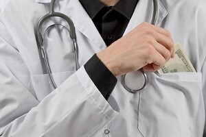 Якщо лікарі вимагають у пацієнтів гроші за лікування, то пацієнту мають звернутися до керівника медзакладу, НСЗУ або в правоохоронні органи
