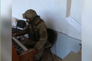 У Бахмуті військовий зіграв на піаніно під час обстрілів (відео)