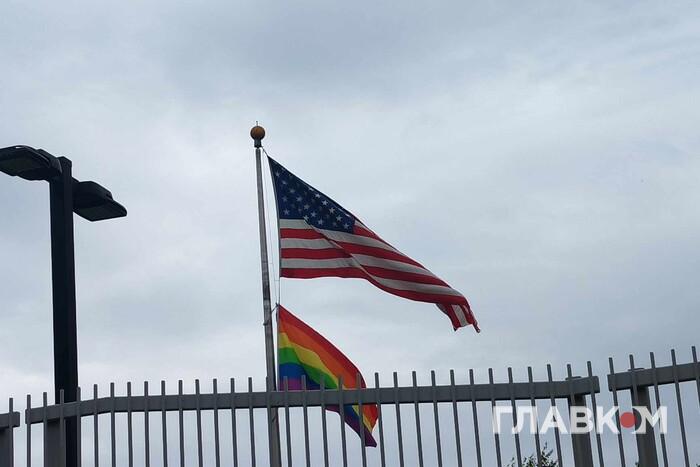 День боротьби з гомофобією: посольство США в Києві вивісило прапор ЛГБТ 