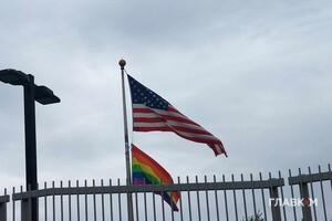 День боротьби з гомофобією: посольство США в Києві вивісило прапор ЛГБТ 