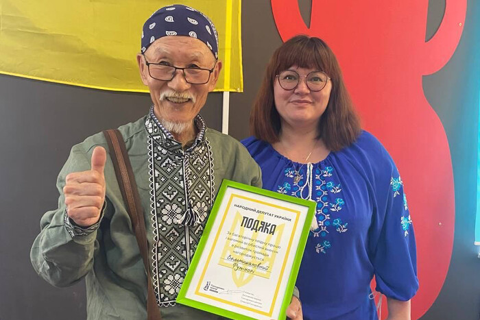 У Харкові 75-річному японському волонтеру подарували вишиванку-оберіг