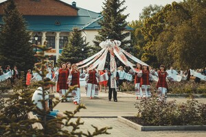 Мешканці Бахмута в національному українському одязі. 2018 рік