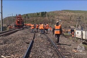 Відомо, що 8 з 12 вагонів не просто зійшли з колії, а ще й перекинулися