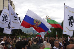 У Болгарії протестувальники з російськими прапорами облили фарбою будівлю ЄС (фото)