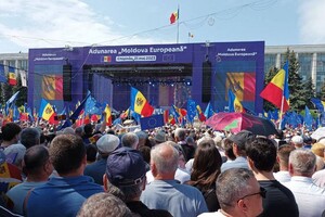 У Молдові на вулиці вийшли десятки тисяч людей: причина (фото, відео)