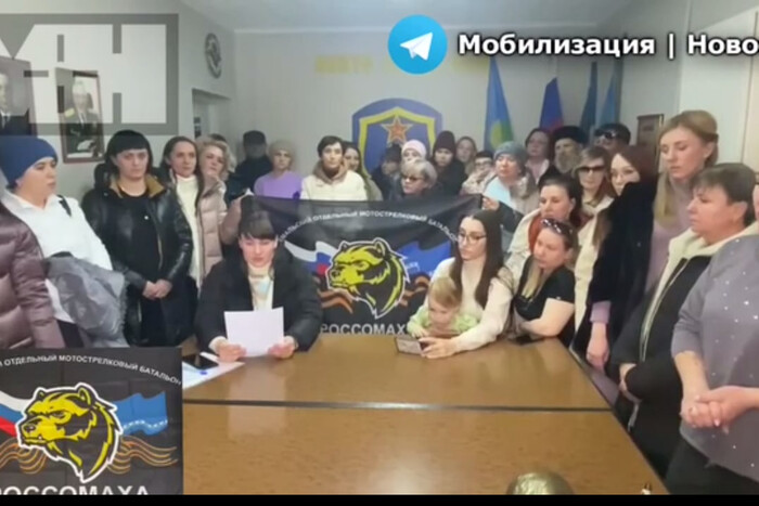 Російські матері та дружини намагаються врятувати мобілізованих чоловіків: що сталося (відео)