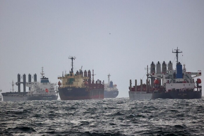 Оккупанты ищут корабль, чтобы вывезти стальные рулоны, украденные в Мариуполе