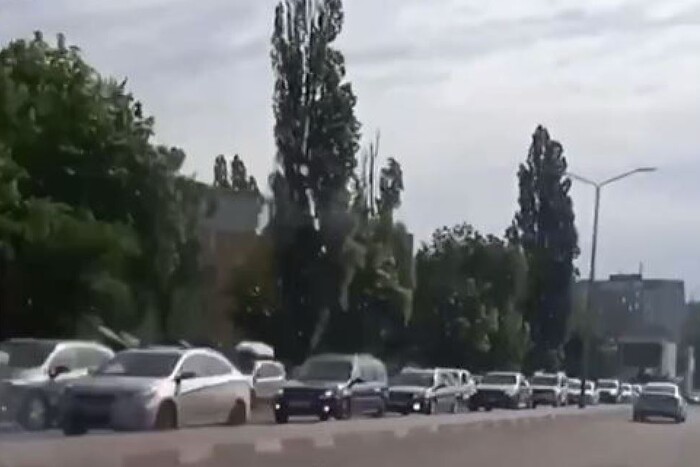 На виїзді з Бєлгорода довжелезні затори: росіяни втікають із області (відео)