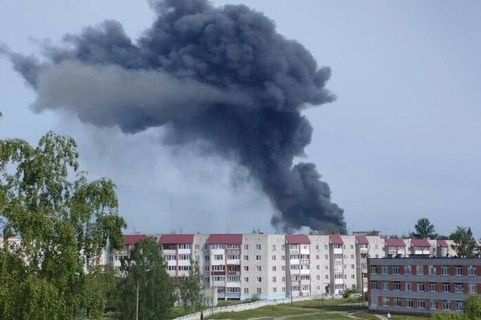 У Брянській області спалахнула масштабна пожежа (фото, відео)