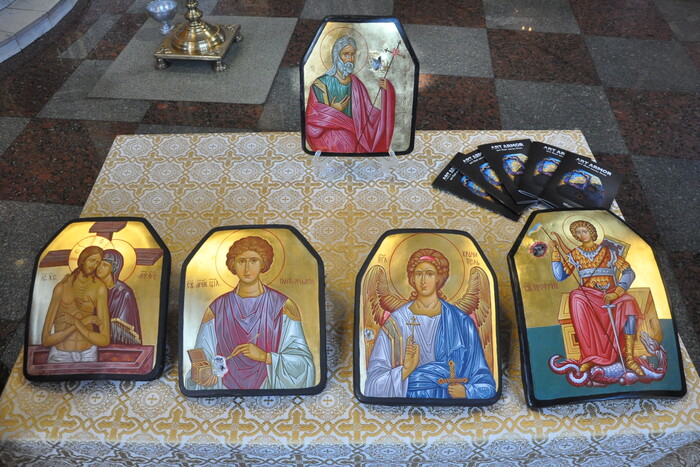 Стримали ворожі кулі: Епіфаній освятив 12 ікон, написаних на бронеплитах (фото)