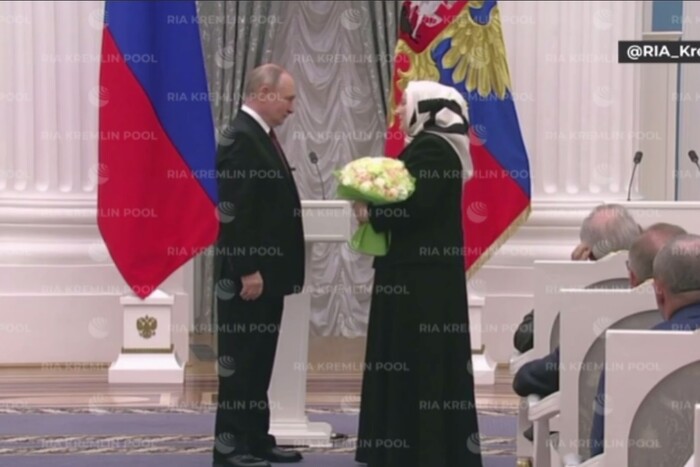 Путін нагородив дружину Рамзана Кадирова (відео)