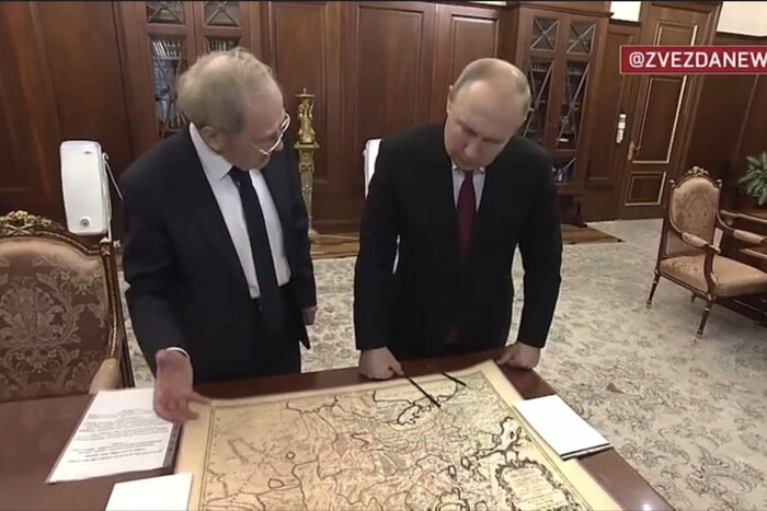 Путін потрапив у конфуз зі стародавньою картою, на якій була позначена Україна