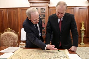 Путин вместе с главой конституционного суда РФ вместе искали Украину на карте 17 века