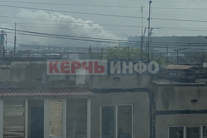 Окупаційна влада закрила Кримський міст, над переправою видніється дим (фото, відео)