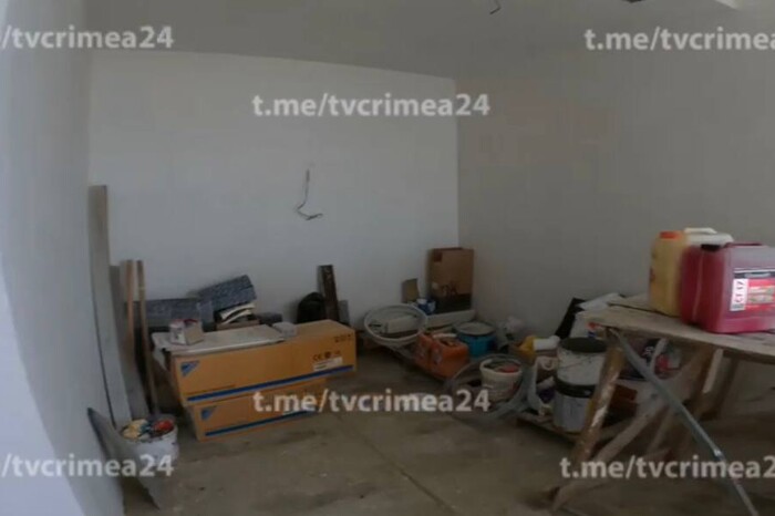 Окупанти показали зсередини квартиру в Криму, яка нібито належить Зеленській (відео)