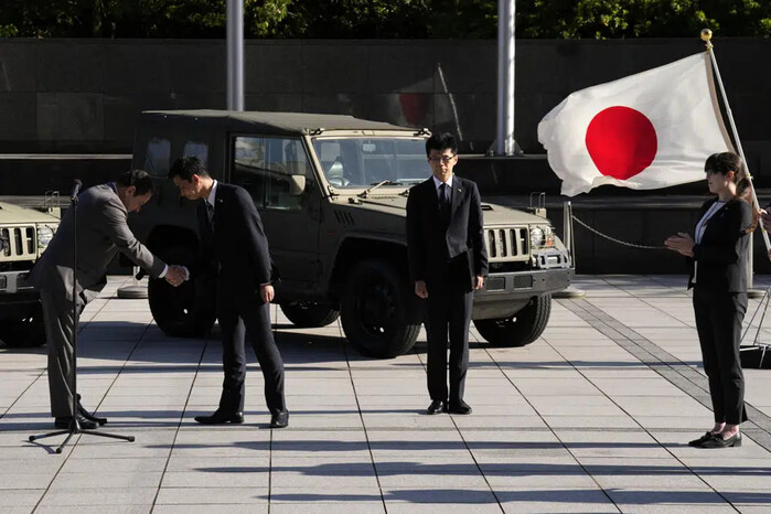 Японія передала Україні 100 військових автомобілів та 30 тисяч пайків