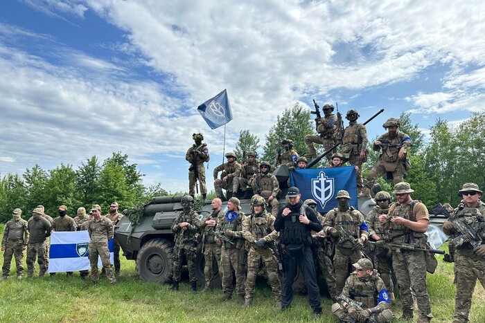 Російські повстанці показали трофеї з Бєлгородщини (фото)