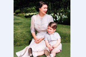 У мережі з'явилися невідомі фото короля Чарльза у дитинстві: їх знайшли на смітнику