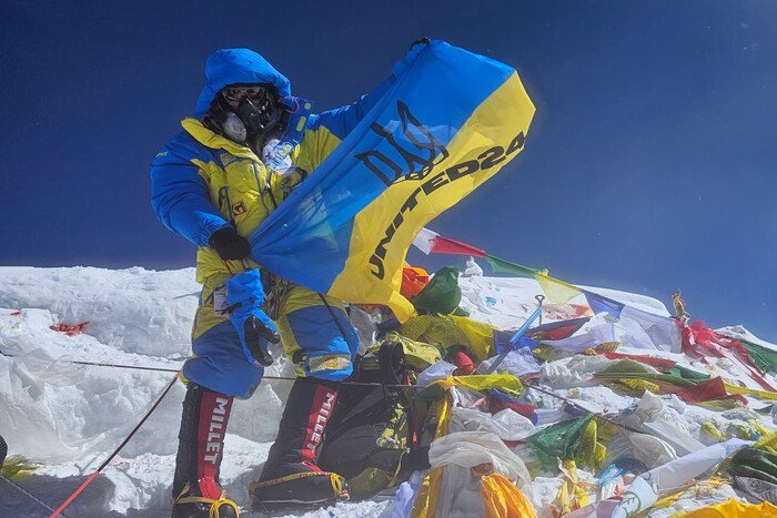 Український прапор з вершини Евересту розіграють серед донорів United24