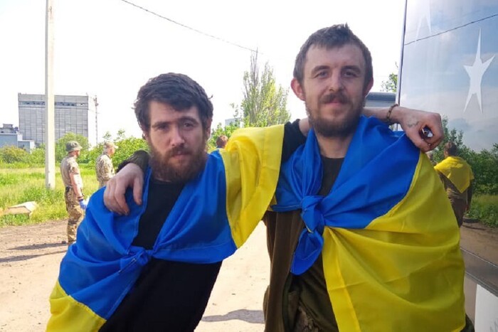 Україна повернула додому 106 захисників: перші кадри обміну 