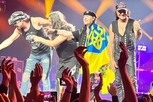 Гурт Scorpions розгорнув прапор України на концерті у Берліні