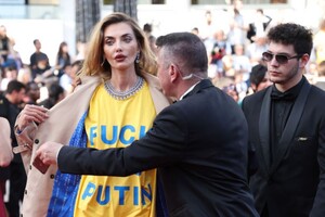 Супермодель Аліна Байкова з'явилася в Каннах у футболці «Fuck you Putin»: зчинився скандал