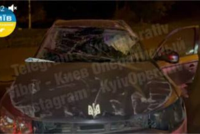 ДТП у Києві: водій Mitsubishi втратив контроль і врізався у зупинки (відео)