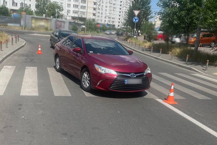 У Києві водій на пішохідному переході врізався у візок із дитиною