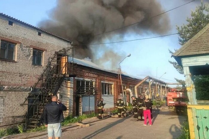 Une usine de meubles a pris feu à Rybinsk, 60 sauveteurs ont éteint l'incendie