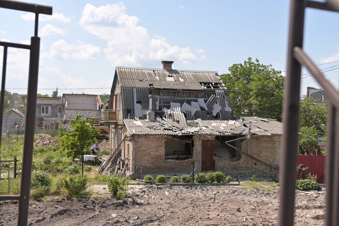 Пожежі, пошкоджені автівки і вибиті вікна: наслідки падіння уламків на Київщині (фото)