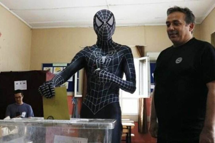 Людина-павук, лось, і молодята: як оригінально громадяни Туреччини голосували на виборах (фото, відео)