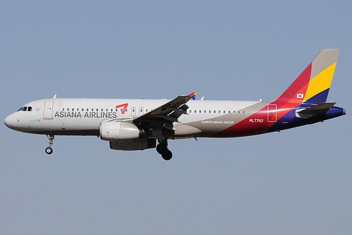 Корейська авіакомпанія припинила продаж квитків біля аварійних дверей: яка причина