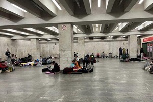 Кияни сиділи та лежали на підлозі в київській підземці