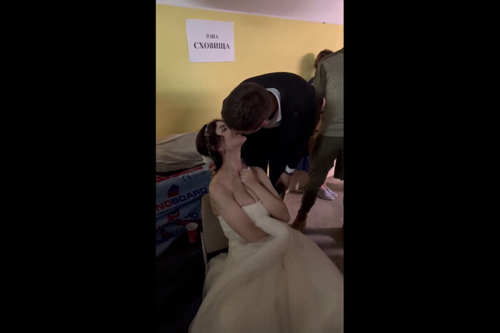 Молодята взяли шлюб в одному з укриттів Києва (відео)
