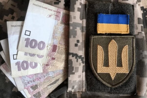 Згідно з документом, строковикам виплачуватимуться шість тисяч грн на місяць пропорційно часу проходження військової служби