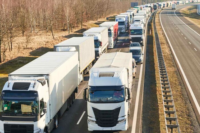 Польща закриває кордон для вантажівок із Росії та Білорусі