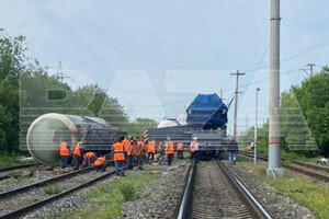 З рейок зійшли кілька вагонів із газом та бензином