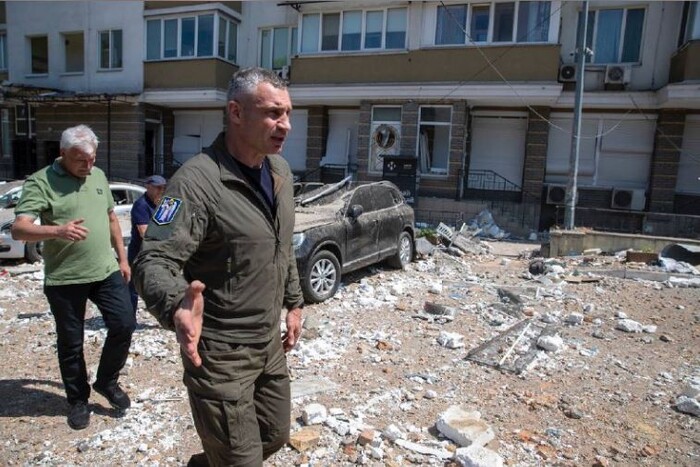 Атака дронів на столицю: Кличко побував у пошкодженому будинку (фото, відео)