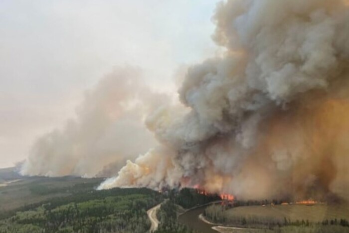 Канаду охопили руйнівні пожежі: влада продовжує масштабну евакуацію мешканців (фото, відео)