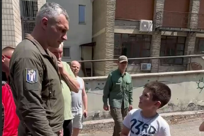 Атака на Київ: хлопчик з пошкодженого будинку розповів, як зміг врятуватися вночі (відео)