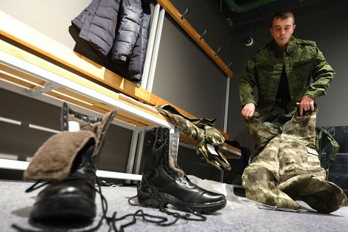 Російська влада вдягатиме своїх солдатів у конфіскований в України одяг 