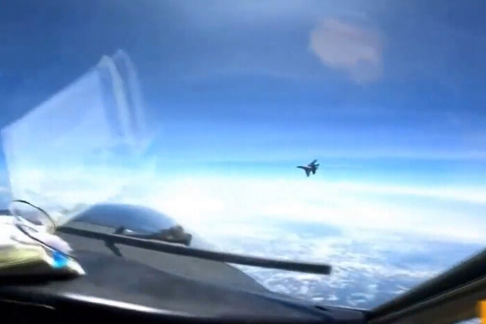 Китайський винищувач здійснив ризикований маневр поряд із літаком США (відео)