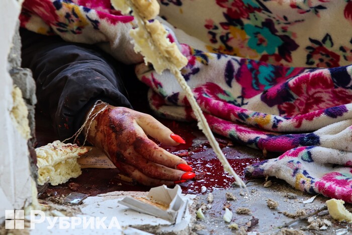 Жінка з червоним манікюром: фото руки загиблої через ворожу атаку на Київ