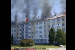 Полум'ям охоплено дах будівлі