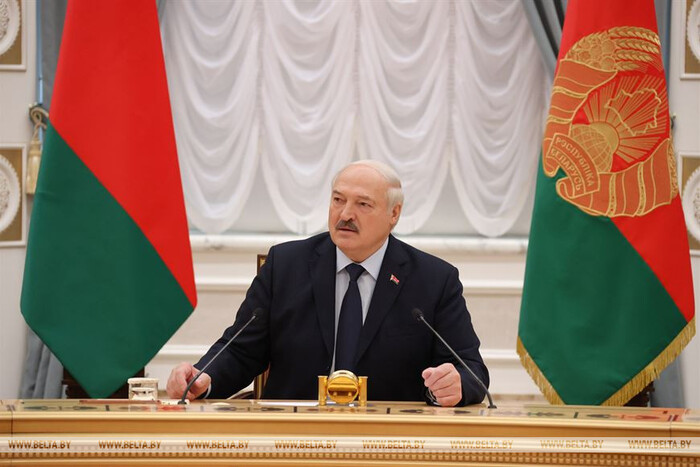 Лукашенко визнав, що Путін осоромився з війною