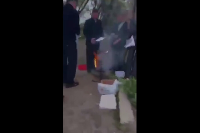 Жителі російського Шебекіна масово спалюють документи у смітниках (відео)