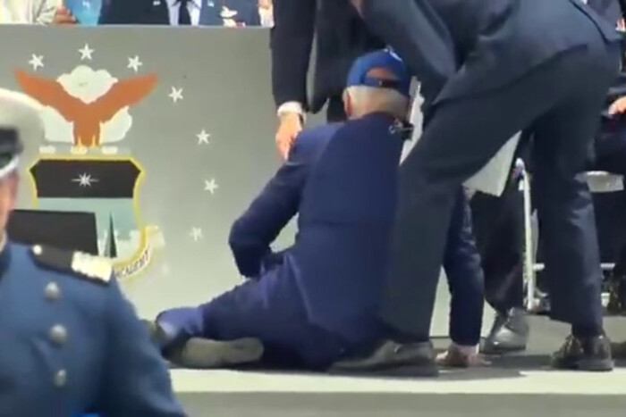 Байден спіткнувся і впав прямо на сцені: відео конфузу