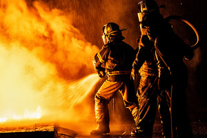 Рятувально-пожежні служби працюють на місцях падіння уламків у Дарницький та Подільському районах Києва