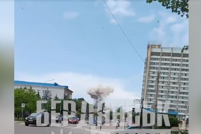 Взрывы в Бердянске: ВСУ накрыли позиции захватчиков (видео)